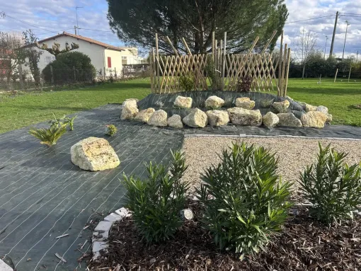 Création d’un massif paysagé avec empierrement, Ribérac, JARDINERIE DRONNEAU